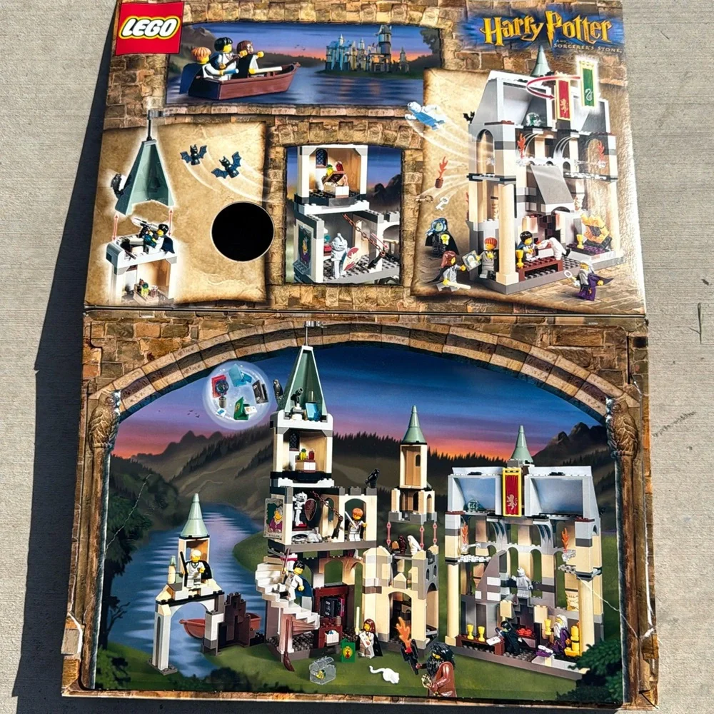 LEGO Harry Potter Hogwarts Castle 2001 (4709) - Picture 2 of 4